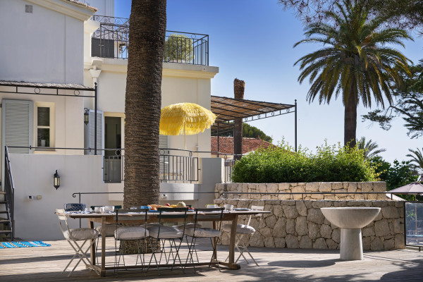 villa in Cap d'Antibes : Rent superb 5 bedroom villa close to the famous Plage de la Garoupe in Cap d'Antibes - Photo 3