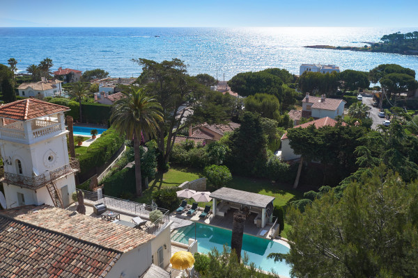 villa in Cap d'Antibes : Rent superb 5 bedroom villa close to the famous Plage de la Garoupe in Cap d'Antibes - Photo 2