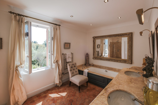 villa in Cannes : Beautiful Provencal bastide boasting fantastic panoramic sea views - Photo 19