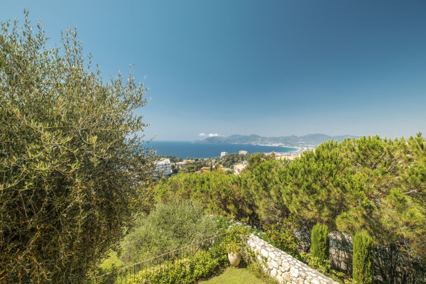 villa in Cannes : Beautiful Provencal bastide boasting fantastic panoramic sea views - Photo 22