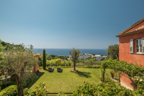 villa in Cannes : Beautiful Provencal bastide boasting fantastic panoramic sea views - Photo 54