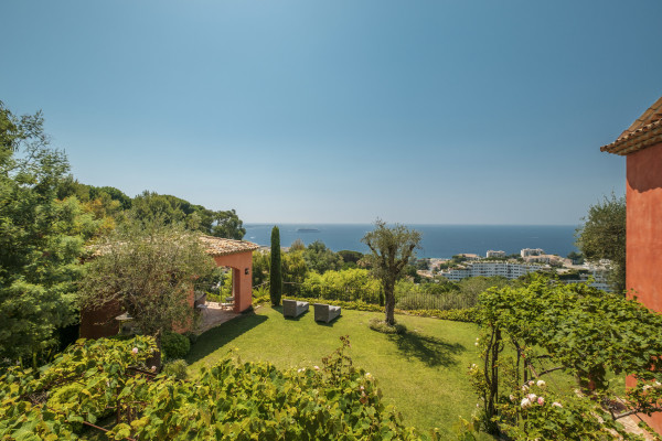 villa in Cannes : Beautiful Provencal bastide boasting fantastic panoramic sea views - Photo 55