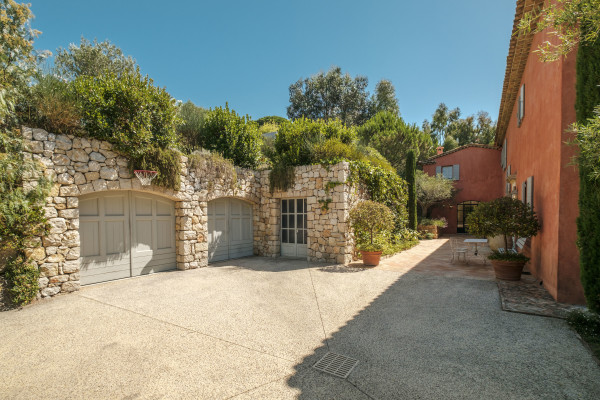 villa in Cannes : Beautiful Provencal bastide boasting fantastic panoramic sea views - Photo 40