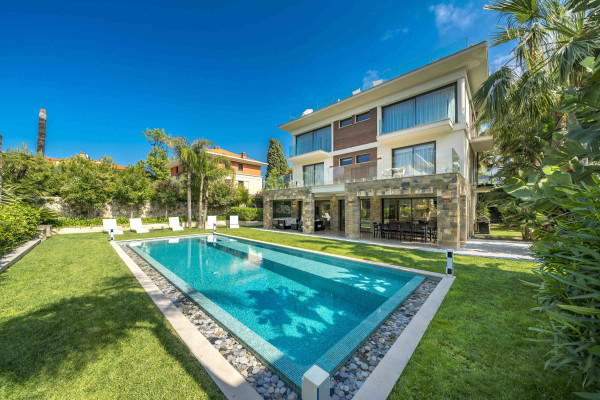 villa in Saint-Jean-Cap-Ferrat : Rent amazing private domaine comprised of three villas with swimming pool in Saint Jean Cap Ferrat - Photo 0