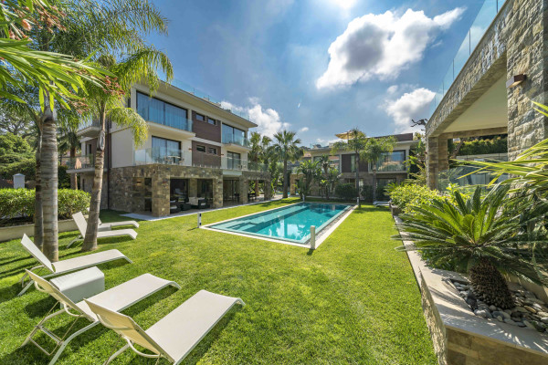 villa in Saint-Jean-Cap-Ferrat : Rent amazing private domaine comprised of three villas with swimming pool in Saint Jean Cap Ferrat - Photo 1