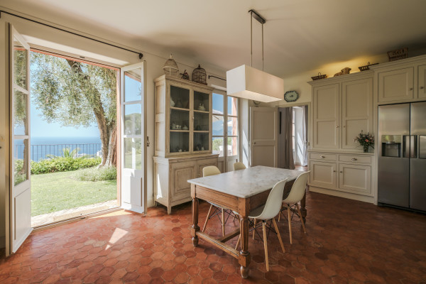 villa in Cannes : Beautiful Provencal bastide boasting fantastic panoramic sea views - Photo 12