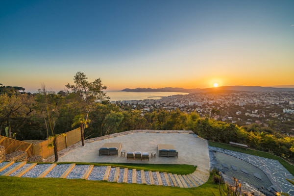 villa in Cannes : Rent Southern Europes most exclusive and stunning villa with 9 bedrooms, panoramic sea views and the height of Luxury - Photo 6