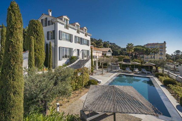 villa in Cannes : Rent Estee Lauders former villa, 6 bedrooms located in the centre of Cannes only a short walk to the beach - Photo 2