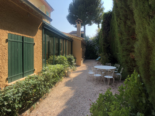villa in Cap d'Antibes : Rent gorgeous villa on the Cap d'Antibes, close to the beaches with 6 bedrooms, wonderful gardens and swimming pool - Photo 25