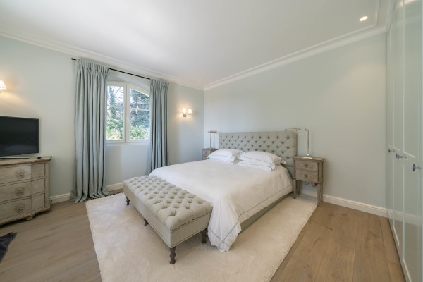 villa in La Colle-sur-Loup : Rent Incredible 7 bedroom domaine in Saint-Paul-de-Vence with 3.8 hectares of land with pool, tennis court and sea views - Photo 22