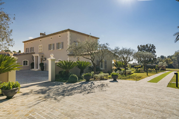 villa in La Colle-sur-Loup : Rent Incredible 7 bedroom domaine in Saint-Paul-de-Vence with 3.8 hectares of land with pool, tennis court and sea views - Photo 32