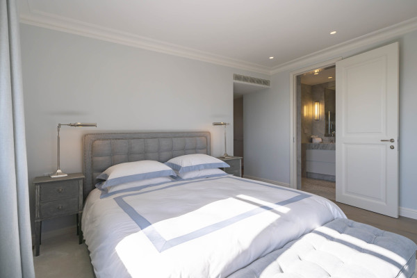 villa in La Colle-sur-Loup : Rent Incredible 7 bedroom domaine in Saint-Paul-de-Vence with 3.8 hectares of land with pool, tennis court and sea views - Photo 13