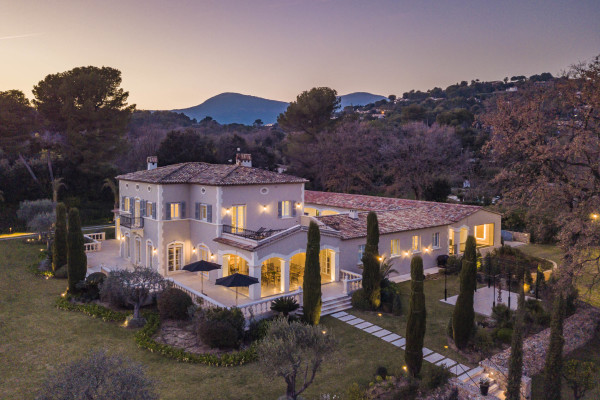 villa in La Colle-sur-Loup : Rent Incredible 7 bedroom domaine in Saint-Paul-de-Vence with 3.8 hectares of land with pool, tennis court and sea views - Photo 0