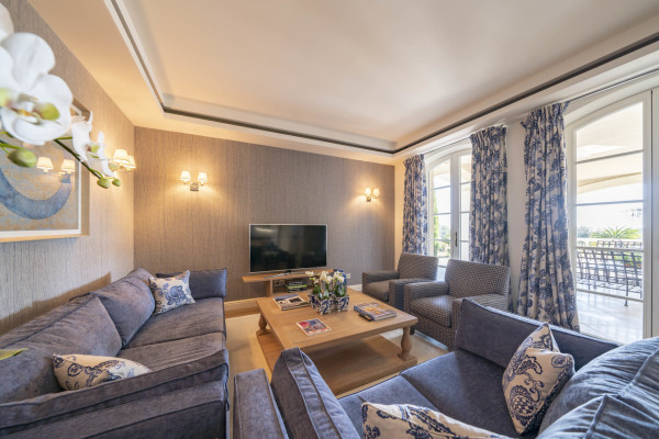 villa in La Colle-sur-Loup : Rent Incredible 7 bedroom domaine in Saint-Paul-de-Vence with 3.8 hectares of land with pool, tennis court and sea views - Photo 8