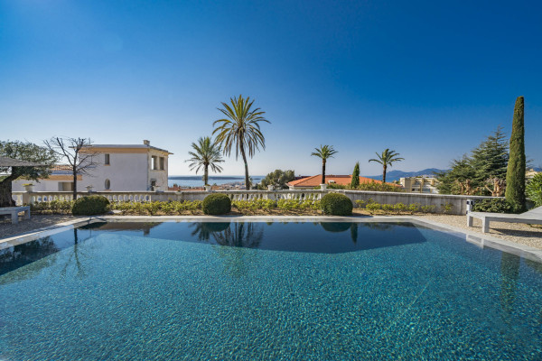 villa in Cannes : Rent Estee Lauders former villa, 6 bedrooms located in the centre of Cannes only a short walk to the beach - Photo 14