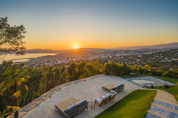 villa in Cannes : Rent Southern Europes most exclusive and stunning villa with 9 bedrooms, panoramic sea views and the height of Luxury - Photo 5
