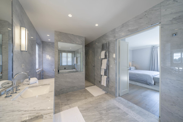 villa in La Colle-sur-Loup : Rent Incredible 7 bedroom domaine in Saint-Paul-de-Vence with 3.8 hectares of land with pool, tennis court and sea views - Photo 18
