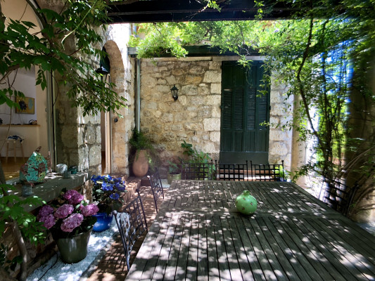 villa in Cap d'Antibes : Rent gorgeous villa on the Cap d'Antibes, close to the beaches with 6 bedrooms, wonderful gardens and swimming pool - Photo 2