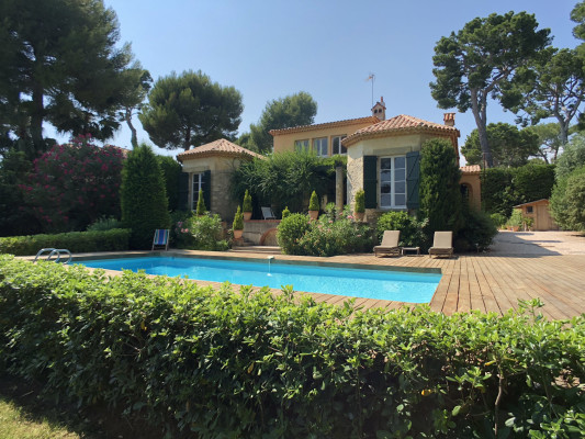 villa in Cap d'Antibes : Rent gorgeous villa on the Cap d'Antibes, close to the beaches with 6 bedrooms, wonderful gardens and swimming pool - Photo 0