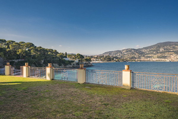 villa in Saint-Jean-Cap-Ferrat : Rent fantastic 6 bedroom waterfront villa  in Saint Jean Cap Ferrat - Photo 91