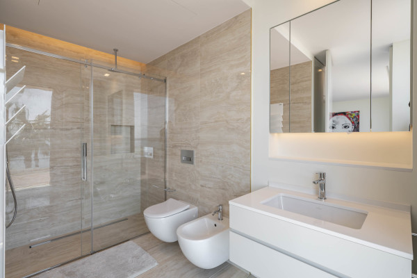 villa in Cannes : Rent superb modern villa with swimming pool, cinema room, gym, hammam and sea view in Cannes - Photo 38