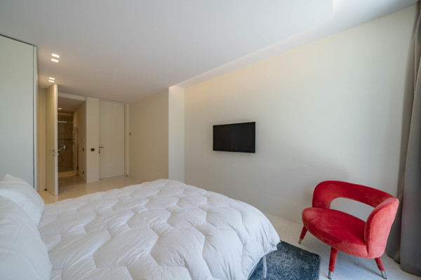 villa in Cannes : Rent superb modern villa with swimming pool, cinema room, gym, hammam and sea view in Cannes - Photo 47