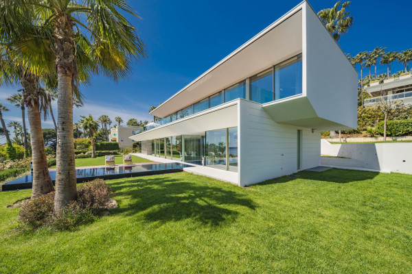 villa in Cannes : Rent superb modern villa with swimming pool, cinema room, gym, hammam and sea view in Cannes - Photo 54