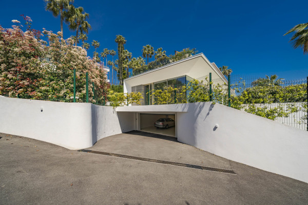 villa in Cannes : Rent superb modern villa with swimming pool, cinema room, gym, hammam and sea view in Cannes - Photo 63