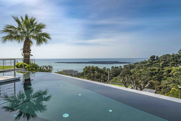 villa in Cannes : Rent Gorgeous 4 bedroom, modern villa in the hills of Cannes with wonderful sea views, stunning interiors and easy access into Cannes - Photo 24