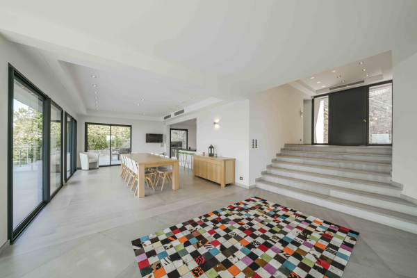 villa in Cannes : Rent Gorgeous 4 bedroom, modern villa in the hills of Cannes with wonderful sea views, stunning interiors and easy access into Cannes - Photo 5