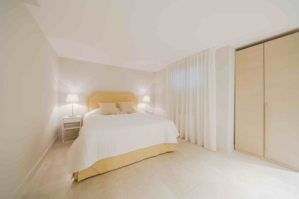 villa in Cap d'Antibes : Rent 7 bedroom villa in the heart of Cap d'Antibes with sea views, close to the with easy access into Cannes - Photo 29