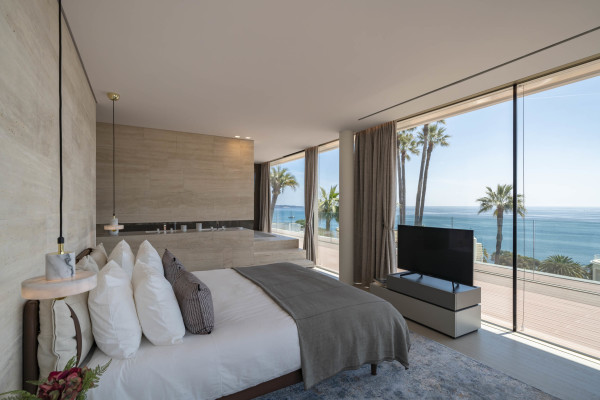 villa in Cannes : Rent superb modern villa with swimming pool, cinema room, gym, hammam and sea view in Cannes - Photo 27