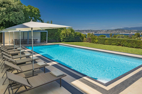 villa in Cap d'Antibes : Rent 7 bedroom villa in the heart of Cap d'Antibes with sea views, close to the with easy access into Cannes - Photo 2