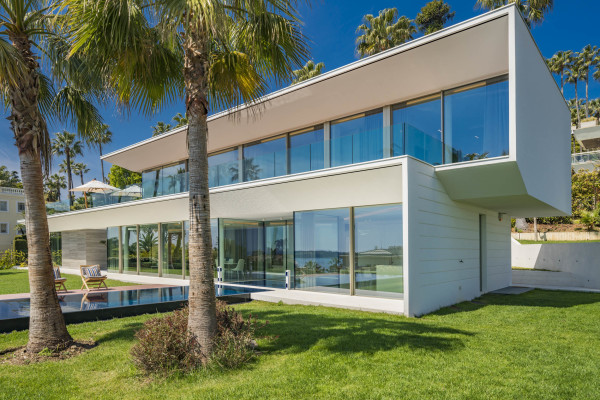 villa in Cannes : Rent superb modern villa with swimming pool, cinema room, gym, hammam and sea view in Cannes - Photo 0