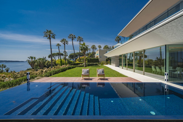villa in Cannes : Rent superb modern villa with swimming pool, cinema room, gym, hammam and sea view in Cannes - Photo 1