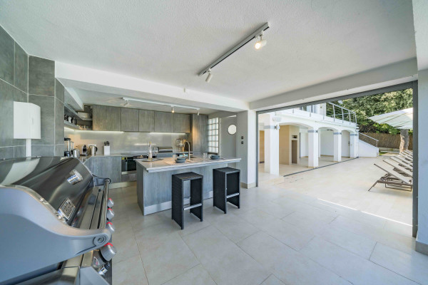 villa in Cap d'Antibes : Rent 7 bedroom villa in the heart of Cap d'Antibes with sea views, close to the with easy access into Cannes - Photo 40