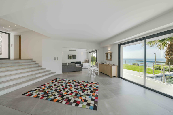 villa in Cannes : Rent Gorgeous 4 bedroom, modern villa in the hills of Cannes with wonderful sea views, stunning interiors and easy access into Cannes - Photo 18
