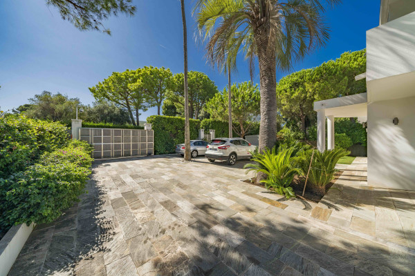 villa in Cap d'Antibes : Rent 7 bedroom villa in the heart of Cap d'Antibes with sea views, close to the with easy access into Cannes - Photo 48