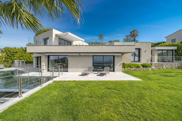villa in Cannes : Rent Gorgeous 4 bedroom, modern villa in the hills of Cannes with wonderful sea views, stunning interiors and easy access into Cannes - Photo 22