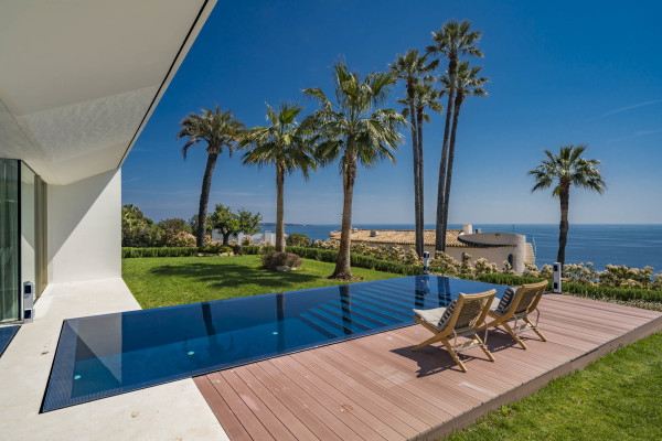 villa in Cannes : Rent superb modern villa with swimming pool, cinema room, gym, hammam and sea view in Cannes - Photo 2