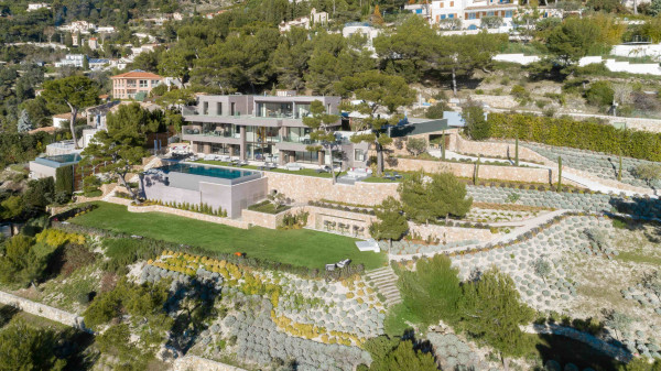 villa in Èze : Rent stunning newly built villa in Eze which offers an exceptional Seaview of the French Riviera - Photo 5