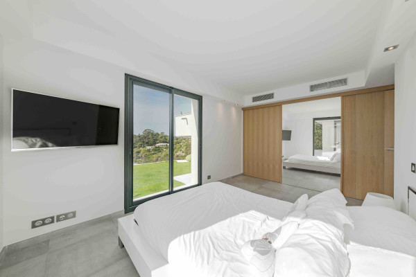 villa in Cannes : Rent Gorgeous 4 bedroom, modern villa in the hills of Cannes with wonderful sea views, stunning interiors and easy access into Cannes - Photo 9