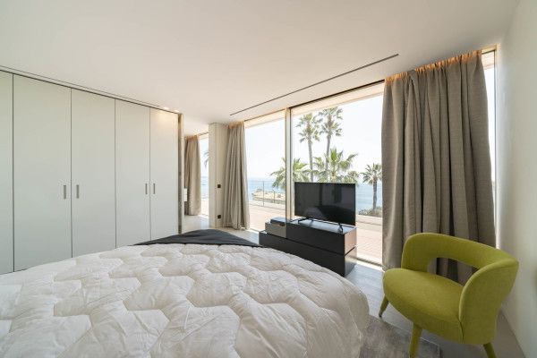 villa in Cannes : Rent superb modern villa with swimming pool, cinema room, gym, hammam and sea view in Cannes - Photo 37