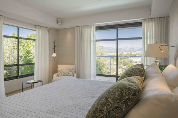 villa in Cap d'Antibes : Rent 7 bedroom villa in the heart of Cap d'Antibes with sea views, close to the with easy access into Cannes - Photo 21