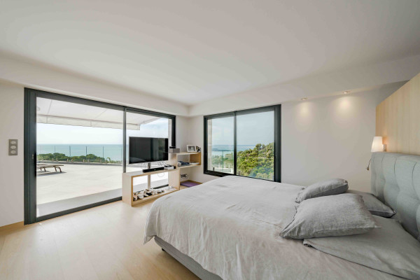 villa in Cannes : Rent Gorgeous 4 bedroom, modern villa in the hills of Cannes with wonderful sea views, stunning interiors and easy access into Cannes - Photo 4