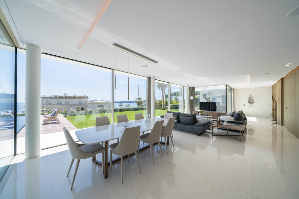 villa in Cannes : Rent superb modern villa with swimming pool, cinema room, gym, hammam and sea view in Cannes - Photo 3