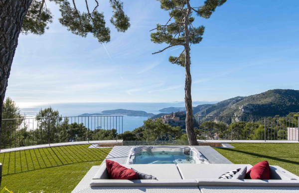 villa in Èze : Rent stunning newly built villa in Eze which offers an exceptional Seaview of the French Riviera - Photo 9
