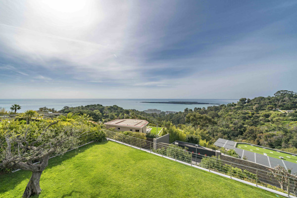 villa in Cannes : Rent Gorgeous 4 bedroom, modern villa in the hills of Cannes with wonderful sea views, stunning interiors and easy access into Cannes - Photo 7