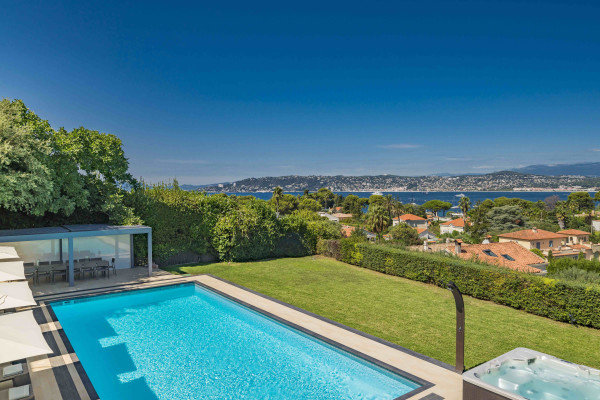 villa in Cap d'Antibes : Rent 7 bedroom villa in the heart of Cap d'Antibes with sea views, close to the with easy access into Cannes - Photo 3