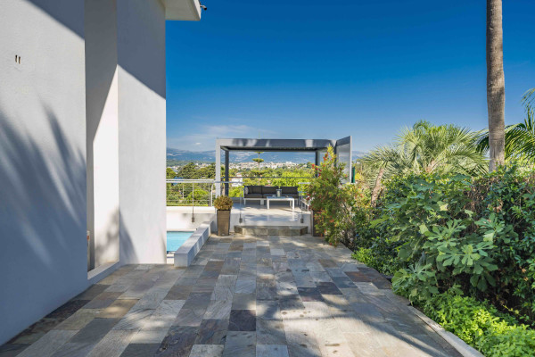 villa in Cap d'Antibes : Rent 7 bedroom villa in the heart of Cap d'Antibes with sea views, close to the with easy access into Cannes - Photo 47
